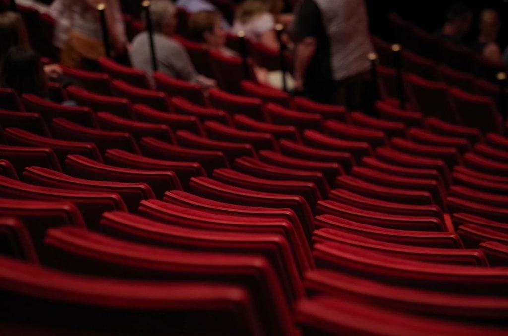 Améliorer l'acoustique d'une scène pour des performances de qualité